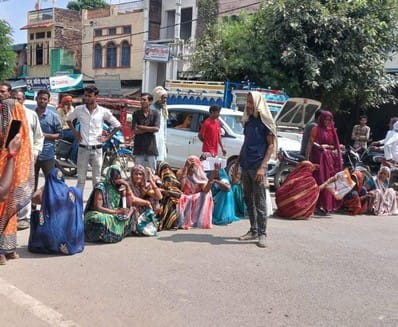 फोटो 15- बांदा टांडा हाईवे पर मंडी समिति के सामने हाईवे पर जाम लगाए किसान।-संवाद फोटो 15- बांदा टांडा हाईवे पर मंडी समिति के सामने हाईवे पर जाम लगाए किसान।-संवाद