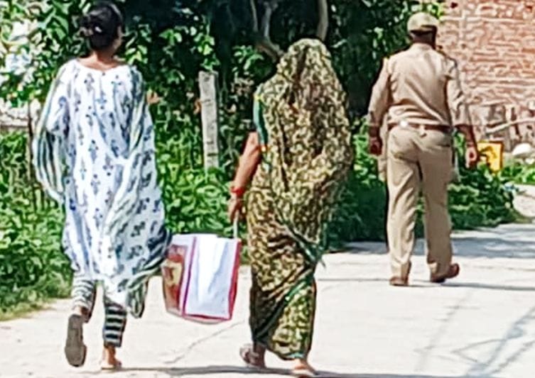 फोटो-21-बच्चों को स्कूल से लेकर लौटते क्षेत्र निवासी बबलू। संवाद फोटो-21-बच्चों को स्कूल से लेकर लौटते क्षेत्र निवासी बबलू। संवाद
