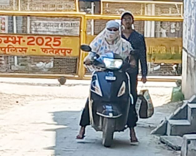 फोटो-21-बच्चों को स्कूल से लेकर लौटते क्षेत्र निवासी बबलू। संवाद फोटो-21-बच्चों को स्कूल से लेकर लौटते क्षेत्र निवासी बबलू। संवाद
