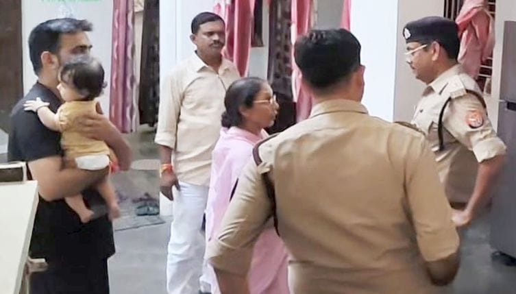 फोटो-32-लूट के बाद गमगीन बैठीं रागिनी व श्वेता। संवाद फोटो-32-लूट के बाद गमगीन बैठीं रागिनी व श्वेता। संवाद