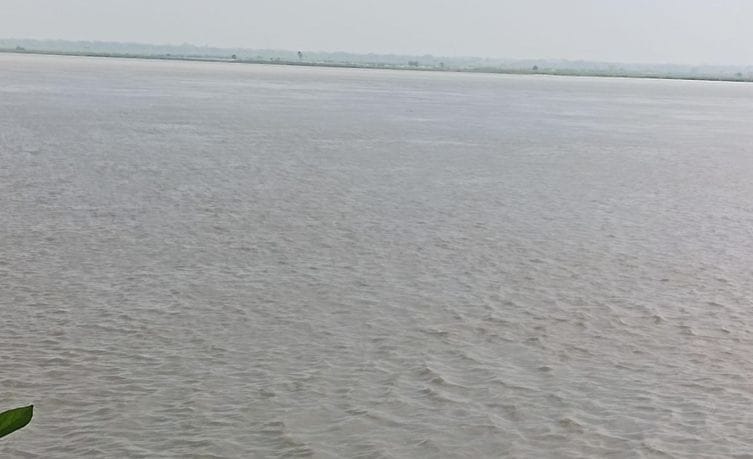 फोटो-38-सदनहा नई बस्ती गांव में बाढ़ में डूबी झोपड़ियां। संवाद फोटो-38-सदनहा नई बस्ती गांव में बाढ़ में डूबी झोपड़ियां। संवाद