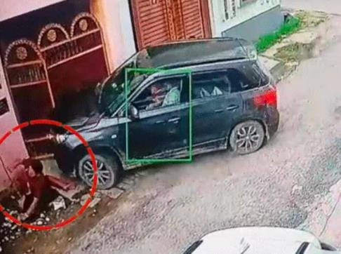 घर के बाहर खेल रहे बच्चों को टक्कर मारती कार। घर के बाहर खेल रहे बच्चों को टक्कर मारती कार।