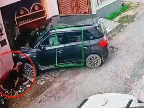 घर के बाहर खेल रहे बच्चों को टक्कर मारती कार। घर के बाहर खेल रहे बच्चों को टक्कर मारती कार।