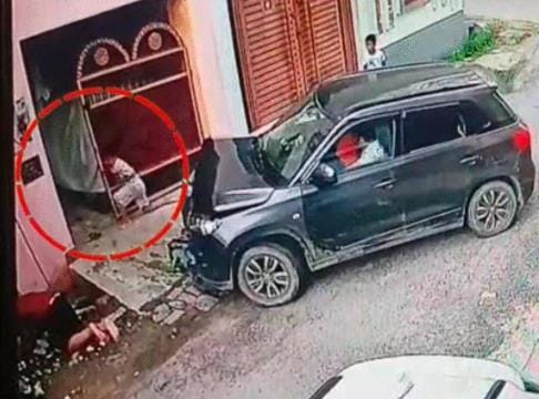 घर के बाहर खेल रहे बच्चों को टक्कर मारती कार। घर के बाहर खेल रहे बच्चों को टक्कर मारती कार।