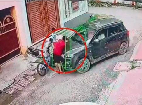 घर के बाहर खेल रहे बच्चों को टक्कर मारती कार। घर के बाहर खेल रहे बच्चों को टक्कर मारती कार।