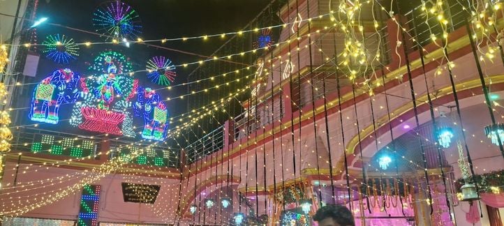 हर प्रसाद मंदिर के बाहर लगी भीड़। संवाद हर प्रसाद मंदिर के बाहर लगी भीड़। संवाद