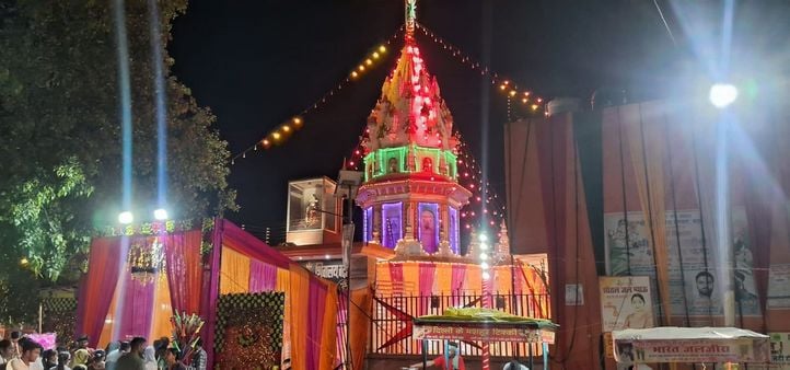 हर प्रसाद मंदिर के बाहर लगी भीड़। संवाद हर प्रसाद मंदिर के बाहर लगी भीड़। संवाद