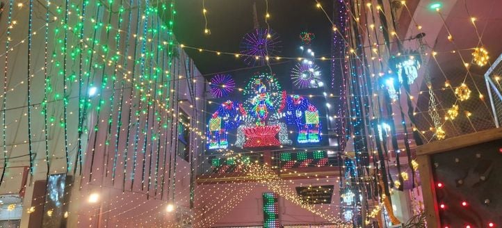 हर प्रसाद मंदिर के बाहर लगी भीड़। संवाद हर प्रसाद मंदिर के बाहर लगी भीड़। संवाद