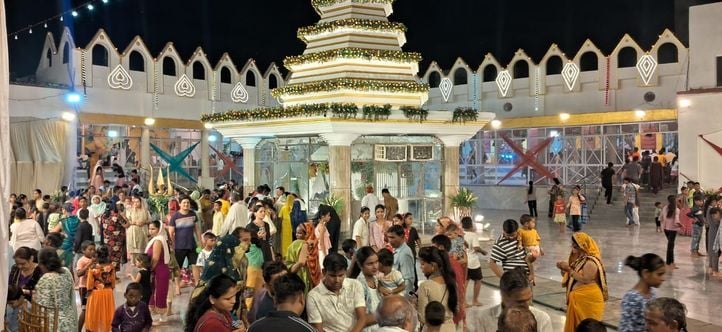 हर प्रसाद मंदिर के बाहर लगी भीड़। संवाद हर प्रसाद मंदिर के बाहर लगी भीड़। संवाद