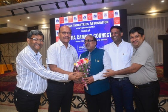 होटल में आयोजित कार्यक्रम के दौरान आईआईए कैंपस कनेक्ट वेबसाइट की लांचिंग करते राज्य मंत्री कपिल होटल में आयोजित कार्यक्रम के दौरान आईआईए कैंपस कनेक्ट वेबसाइट की लांचिंग करते राज्य मंत्री कपिल