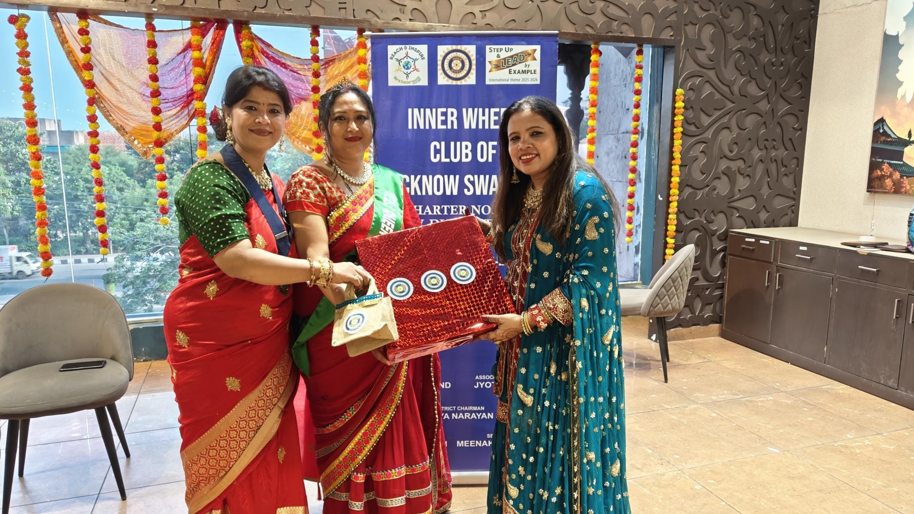 इनरव्हील क्लब ऑफ लखनऊ स्वस्तिका की ओर से सोमवार को तीज उत्सव धूमधाम से मनाया गया। इनरव्हील क्लब ऑफ लखनऊ स्वस्तिका की ओर से सोमवार को तीज उत्सव धूमधाम से मनाया गया।