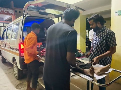 जिला अस्पताल की इमरजेंसी में जितेंद्र को डि्रप लगाता ट्रेनी फार्मासिस्ट। संवाद