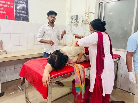 जिला अस्पताल की इमरजेंसी में जितेंद्र को डि्रप लगाता ट्रेनी फार्मासिस्ट। संवाद