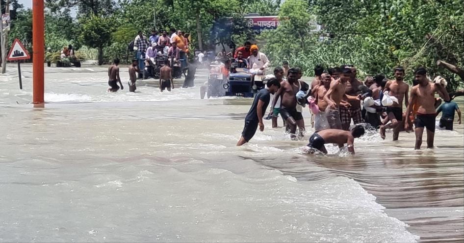 जलीलपुर के गांव रायपुर खादर की ओर से पानी में चलकर आती महिलाएं फोटो संवाद जलीलपुर के गांव रायपुर खादर की ओर से पानी में चलकर आती महिलाएं फोटो संवाद