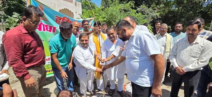जूनियर हाईस्कूल टाह पौटा में हरिशंकरी रोपण कार्यक्रम में मौजूद बरखेड़ा विधायक स्वामी प्रवक्तानं