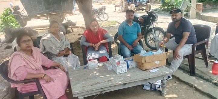 मचलई गांव में लार्वा चेक करते कर्मचारी। संवाद