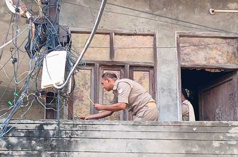 मोहल्ला हीरालाल में विजिलेंस बिजली की टीम बिजली चोरी के मामले में मीटर की जांच करते हुए। (मवाना