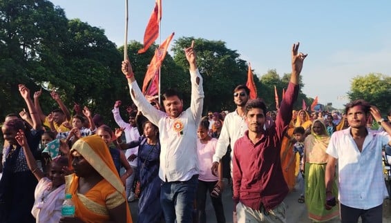 मोहल्ला रेती में दधि उत्सव के दौरान देव स्वरूपों का पूजन करते श्रद्धालु। स्रोत: आयोजक मोहल्ला रेती में दधि उत्सव के दौरान देव स्वरूपों का पूजन करते श्रद्धालु। स्रोत: आयोजक