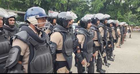 मॉकड्रिल के दौरान एसपी कमलदीप गोयल कर्मचारियों को गाइड करते हुए। संवाद मॉकड्रिल के दौरान एसपी कमलदीप गोयल कर्मचारियों को गाइड करते हुए। संवाद