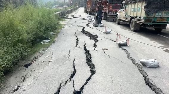 पंडोह के पास यातायात व्यवस्थित करते सीआईएसएफ के जवान। -स्रोत : जागरूक पाठक पंडोह के पास यातायात व्यवस्थित करते सीआईएसएफ के जवान। -स्रोत : जागरूक पाठक