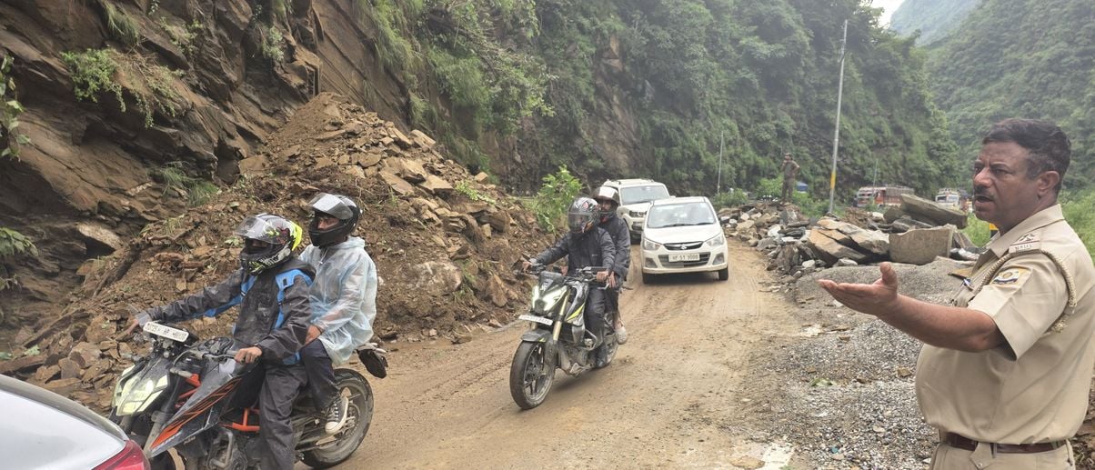 पंडोह के पास यातायात व्यवस्थित करते सीआईएसएफ के जवान। -स्रोत : जागरूक पाठक पंडोह के पास यातायात व्यवस्थित करते सीआईएसएफ के जवान। -स्रोत : जागरूक पाठक