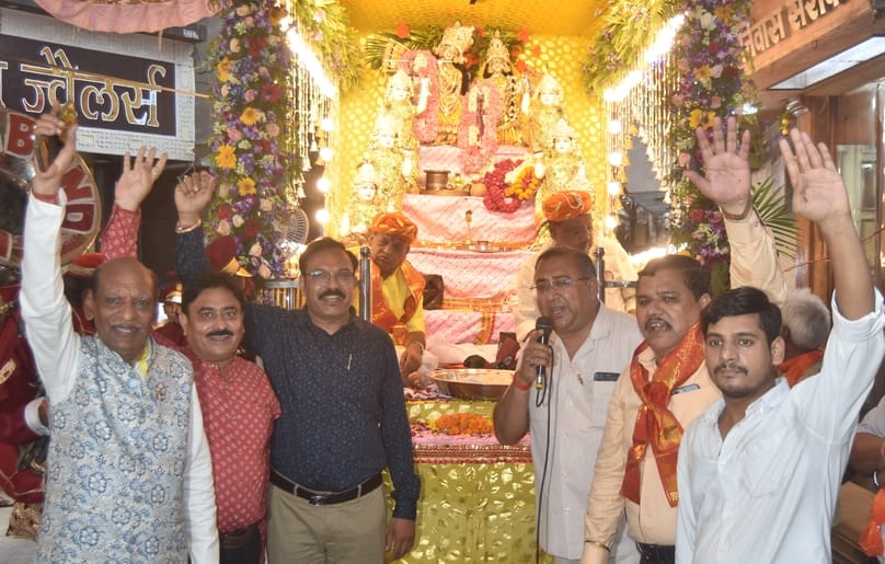 सुनील कैथवास....शहर सर्राफा बाजार से श्री फूल डोल कमेटी द्वारा निकाली गयी भगवान कृष्ण की शोभाया सुनील कैथवास....शहर सर्राफा बाजार से श्री फूल डोल कमेटी द्वारा निकाली गयी भगवान कृष्ण की शोभाया
