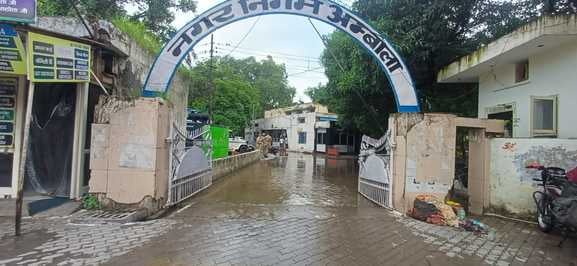 शहर के पुरानी दिल्ली रोड पर प्रेम नगर में बारिश से सड़क पर हुआ जलभराव। संवाद