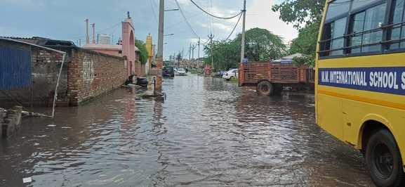 शहर के पुरानी दिल्ली रोड पर प्रेम नगर में बारिश से सड़क पर हुआ जलभराव। संवाद