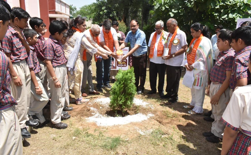 शहर स्थित पुलिस डीएवी पब्लिक स्कूल में पौधरोपण करते हुए अतिथि व स्कूल स्टाफ। स्कूल शहर स्थित पुलिस डीएवी पब्लिक स्कूल में पौधरोपण करते हुए अतिथि व स्कूल स्टाफ। स्कूल