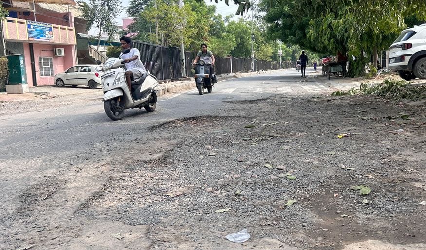 दिल्ली रोड पर अस्थल बोहर के निकट सड़क की खस्ता हालत। संवाद