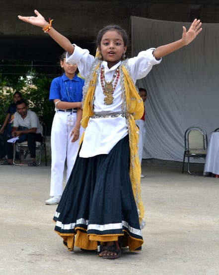 01.... राजकीय वरिष्ठ माध्यमिक विद्यालय में आयोजित प्रतियोगिता के दौरान योग का प्रदर्शन करती छात