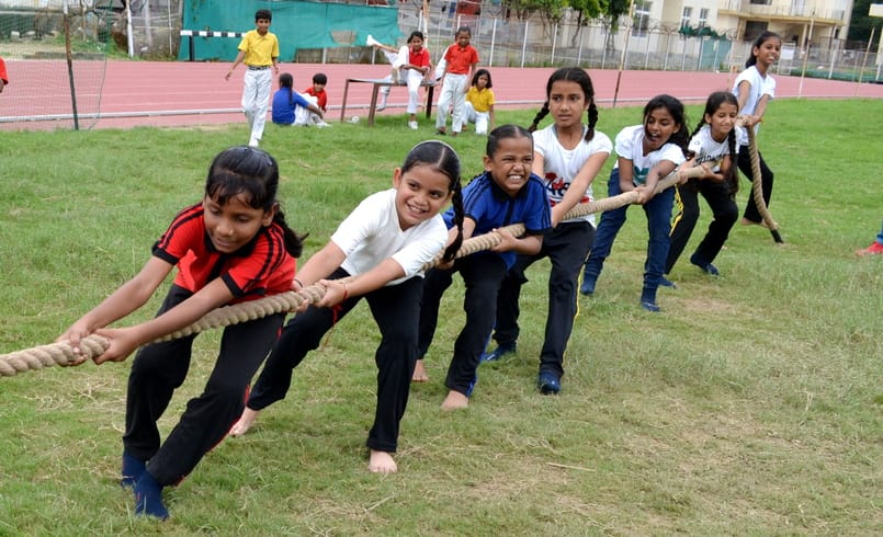 01.... राजकीय वरिष्ठ माध्यमिक विद्यालय में आयोजित प्रतियोगिता के दौरान योग का प्रदर्शन करती छात