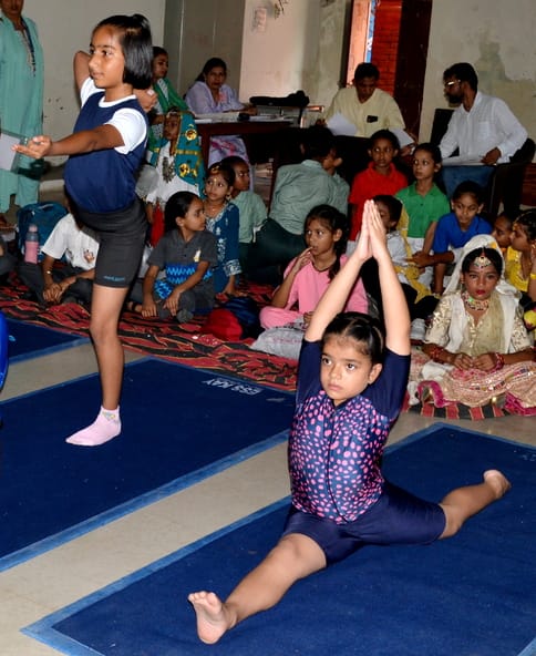 01.... राजकीय वरिष्ठ माध्यमिक विद्यालय में आयोजित प्रतियोगिता के दौरान योग का प्रदर्शन करती छात