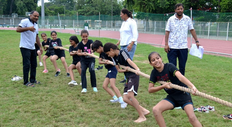 01.... राजकीय वरिष्ठ माध्यमिक विद्यालय में आयोजित प्रतियोगिता के दौरान योग का प्रदर्शन करती छात