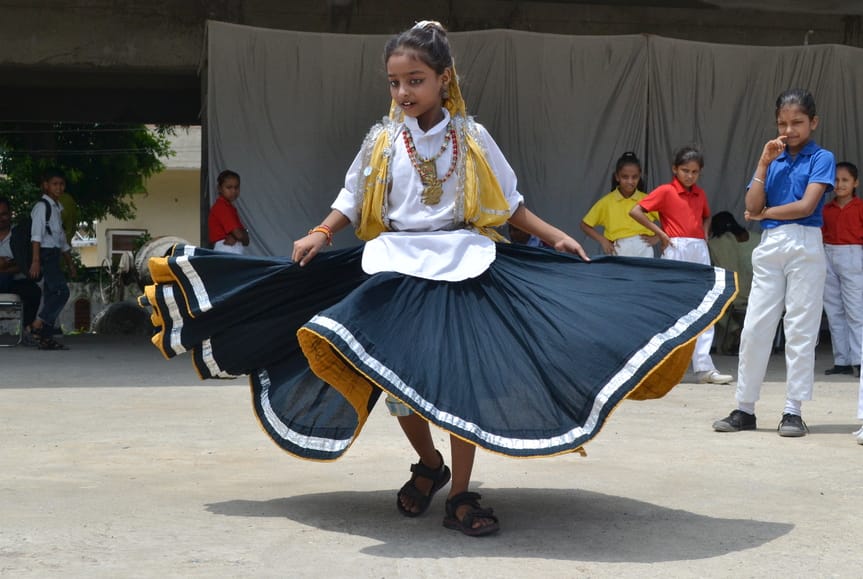 01.... राजकीय वरिष्ठ माध्यमिक विद्यालय में आयोजित प्रतियोगिता के दौरान योग का प्रदर्शन करती छात