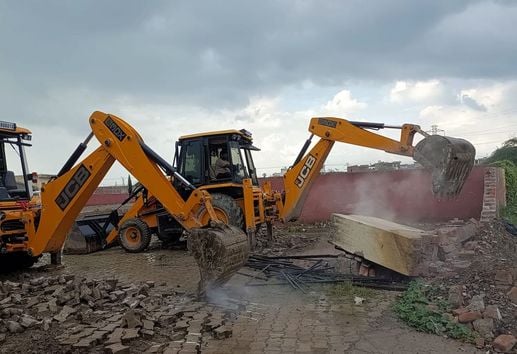 1005 करनाल की अवैध कॉलोनी में तोड़फोड़ करती डीटीपी की जेसीबी।