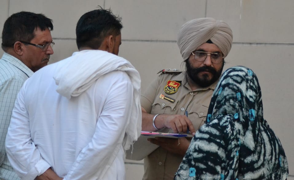 11....कल्पना चावला मेडिकल कॉलेज केपोस्टमार्टम रूम के बाहर मृतक युवती की बहन के ब्यान दर्ज करते 