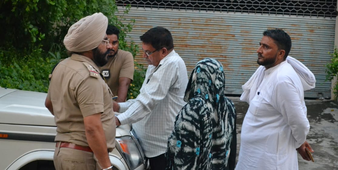 11....कल्पना चावला मेडिकल कॉलेज केपोस्टमार्टम रूम के बाहर मृतक युवती की बहन के ब्यान दर्ज करते 