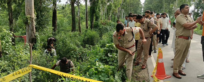 11....कल्पना चावला मेडिकल कॉलेज केपोस्टमार्टम रूम के बाहर मृतक युवती की बहन के ब्यान दर्ज करते 