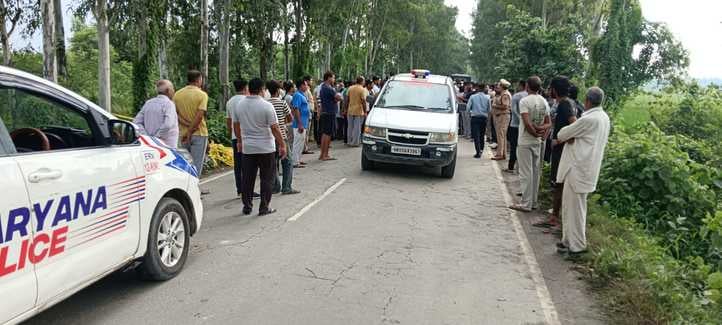 11....कल्पना चावला मेडिकल कॉलेज केपोस्टमार्टम रूम के बाहर मृतक युवती की बहन के ब्यान दर्ज करते 