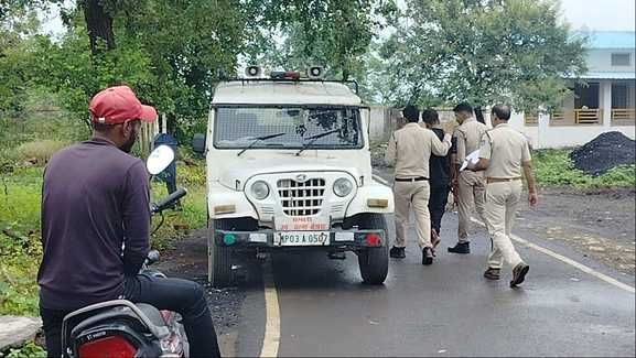 आरोपी को गिरफ्तार कर लाती टीम