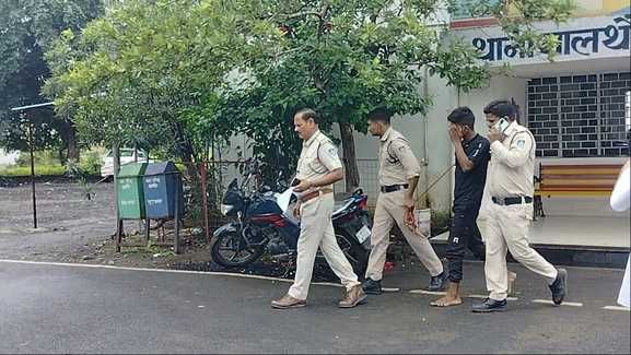 आरोपी को गिरफ्तार कर लाती टीम