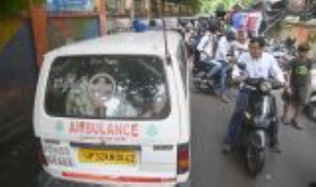 अस्पताल के बाहर लगा जाम और फंसे लोग। अस्पताल के बाहर लगा जाम और फंसे लोग।