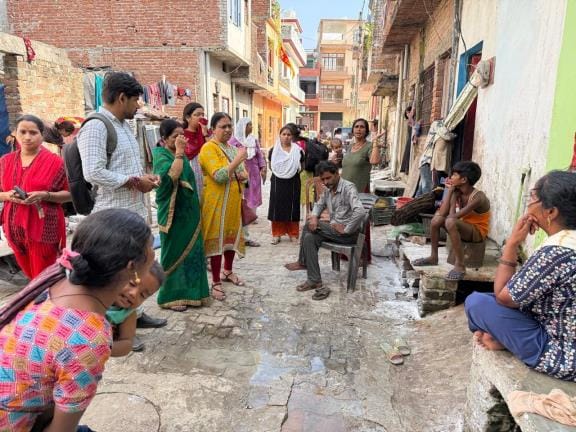 अस्पताल में भर्ती मरीज एवं जानकीपुरम में पहुंची स्वास्थ्य विभाग की टीम। 