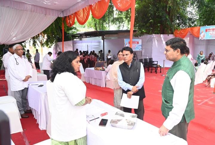 बच्चे की जांच करते डॉक्टर।