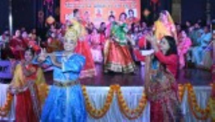 बौद्ध शोध संस्थान में आयोजित कार्यक्रम धुन बंजारा में बुधवार को प्रस्तुति देते कलाकार। बौद्ध शोध संस्थान में आयोजित कार्यक्रम धुन बंजारा में बुधवार को प्रस्तुति देते कलाकार।