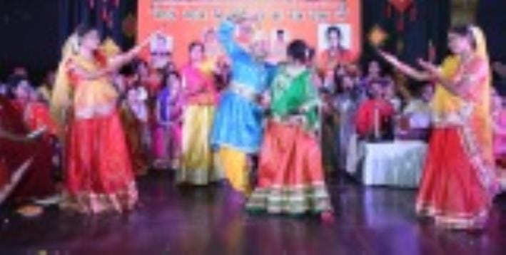 बौद्ध शोध संस्थान में आयोजित कार्यक्रम धुन बंजारा में बुधवार को प्रस्तुति देते कलाकार। बौद्ध शोध संस्थान में आयोजित कार्यक्रम धुन बंजारा में बुधवार को प्रस्तुति देते कलाकार।