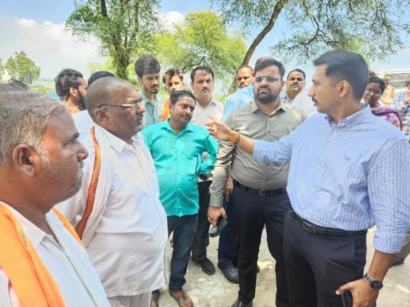 बाढ़ प्रभावित इलाके का जायजा लेने पहुंचे डीएम। बाढ़ प्रभावित इलाके का जायजा लेने पहुंचे डीएम।