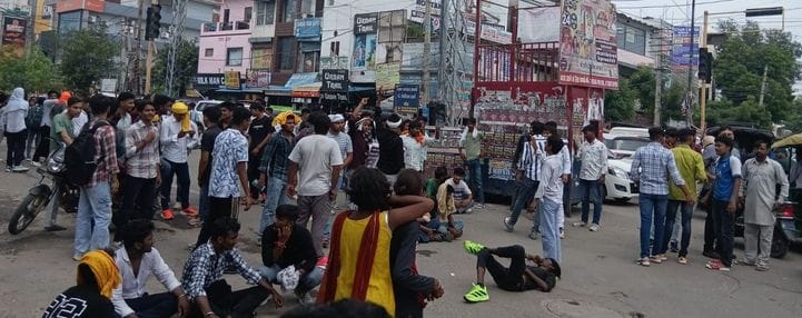 एमडीयू के गेट पर मनीषा हत्याकांड में कार्रवाई की मांग को लेकर कैंडल मार्च निकालती महिला छात्राव