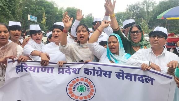 एमडीयू के गेट पर मनीषा हत्याकांड में कार्रवाई की मांग को लेकर कैंडल मार्च निकालती महिला छात्राव